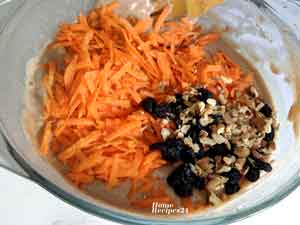 Морковный пирог с грецкими орехами и изюмом.