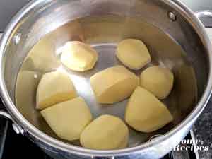 Отварить картофель для пирожков.