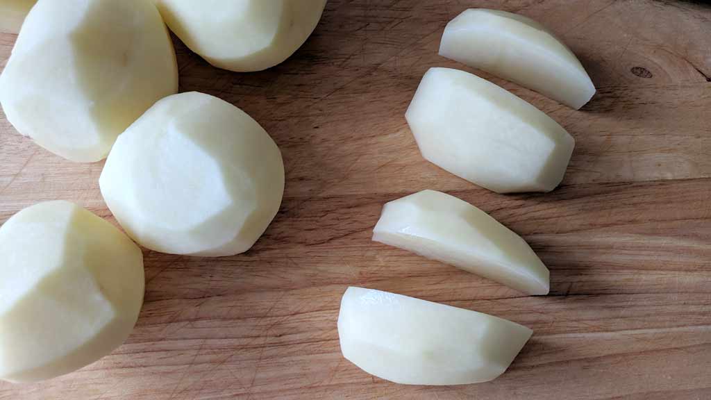 Разделить картофель на 4 части 