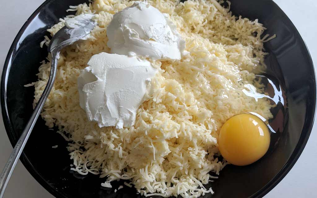 К сыру добавить сливочный сыр и яйцо
