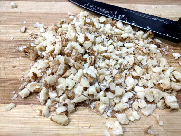 грецкие орехи прорубить ножом для свекольного салата