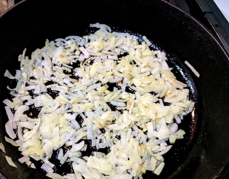 Обжарить лук для тушения капусты с картошкой