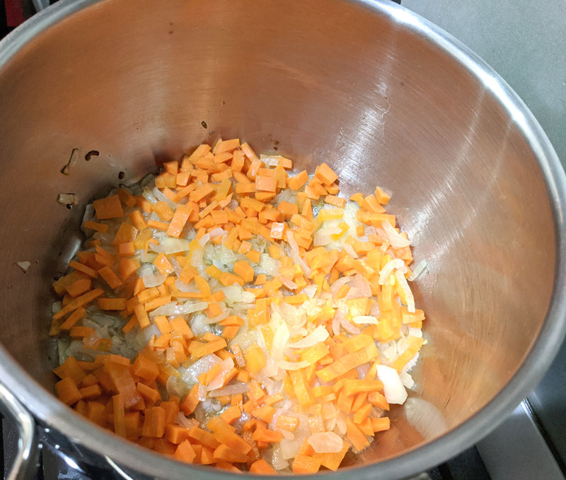 лук обжарить с морковкой