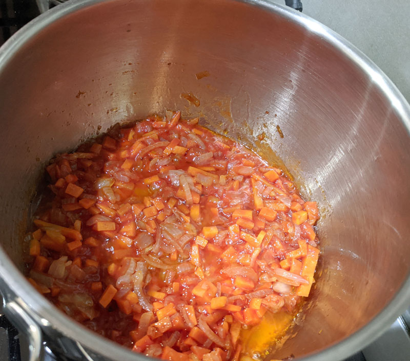 добавить томатную пасту